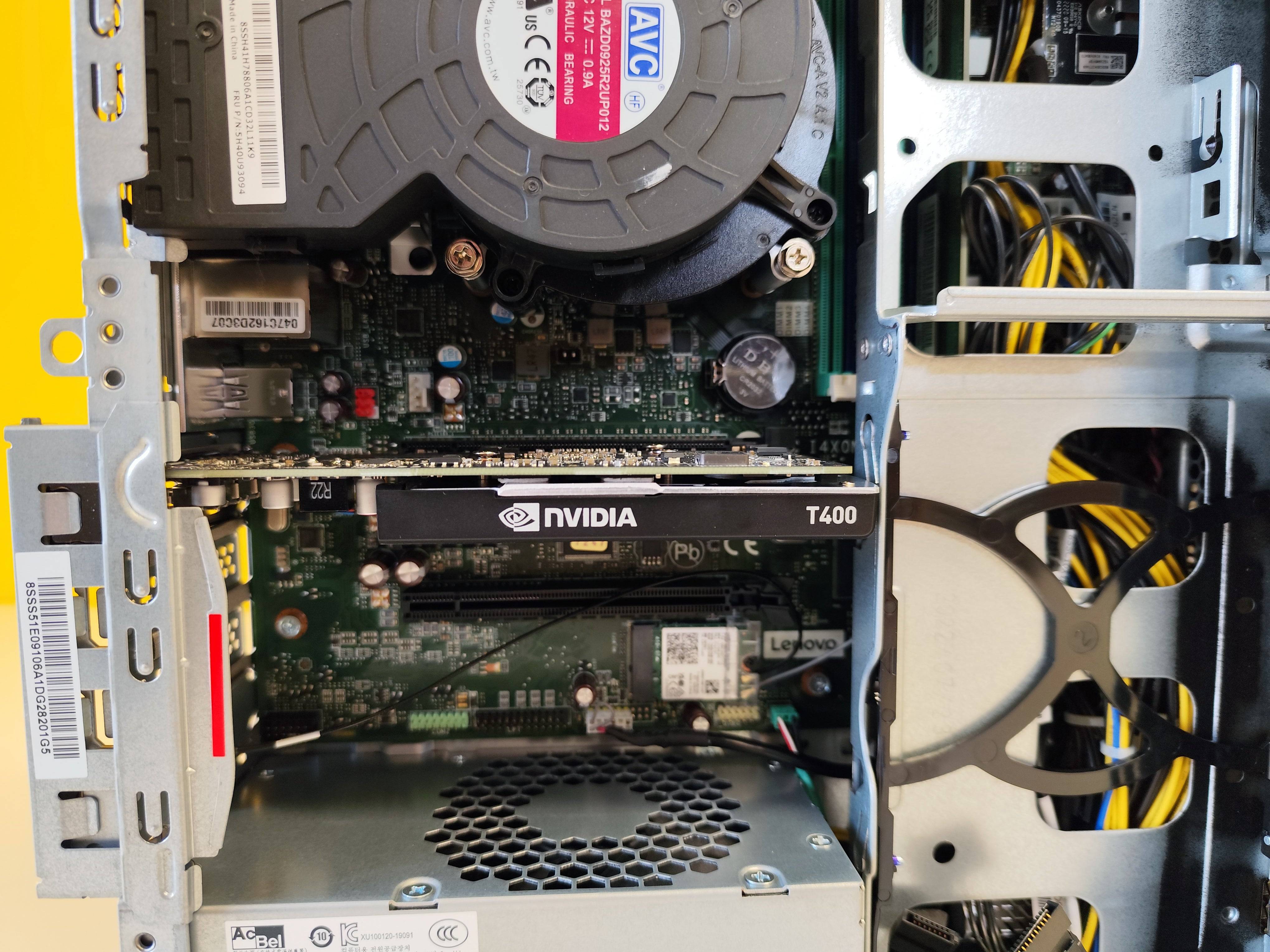 Interno del Lenovo ThinkStation P340 con scheda grafica Nvidia Quadro T400 e componenti di alta qualità. Interno del Lenovo ThinkStation P340 con scheda grafica Nvidia Quadro T400 e componenti di alta qualità.